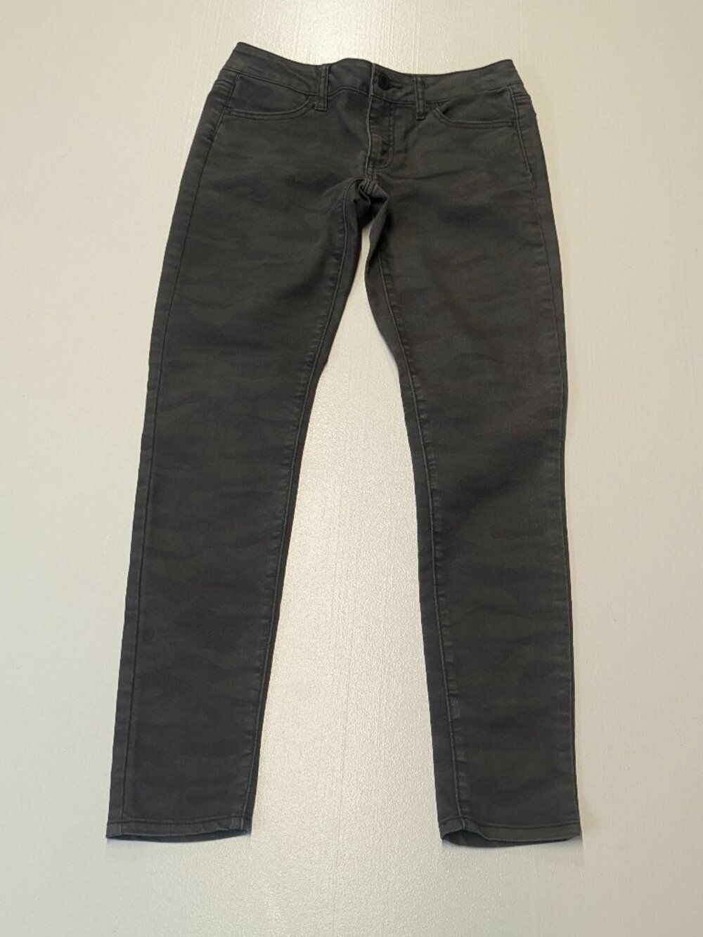 American Eagle Size 2 Gray Camo Jegging Stretch Jeans
